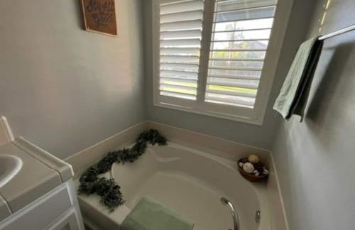 Cadbury 4BR Outdoor Kitchen Sleeps 8 Peaceful - Photo 15