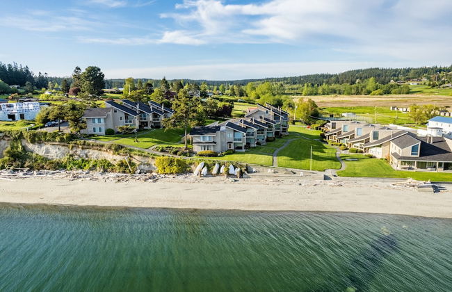 Coastal Chic Beach Condo by Avantstay Balcony - Photo 39