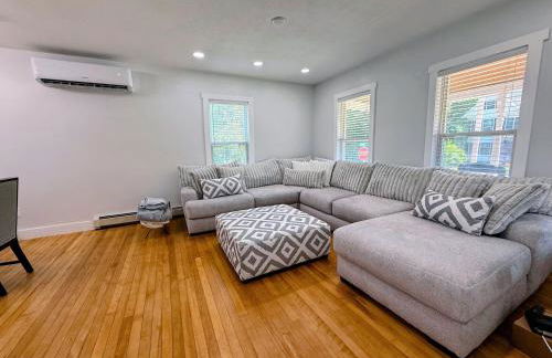 91M Renovated Bethlehem home with hot tub, firepit, large yard, walk to restaurants - Photo 9