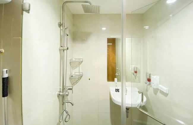 Homey and Nice 1BR at LRT City Jatibening Apartment - Photo 16