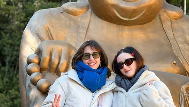 Busan Full-Day Complete City Tour - Foto 5, Pose with a golden Buddha statue at the temple