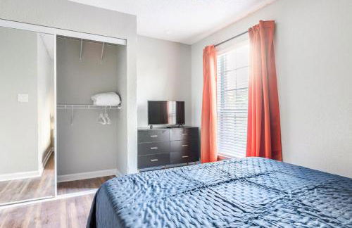 4 Bed 2 Bath, Dog Friendly, Pool, Walk to Stadium - Foto 15