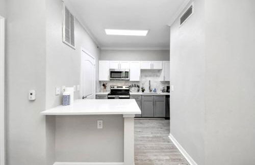 Modern 1BR Retreat Open Layout, Workspace, Views - Foto 14