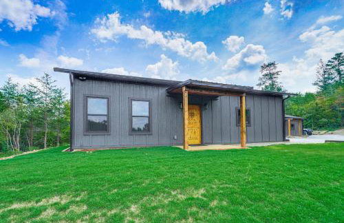 Hot Tub & Mtn Views: Pet-Friendly Englewood Cabin - Photo 2