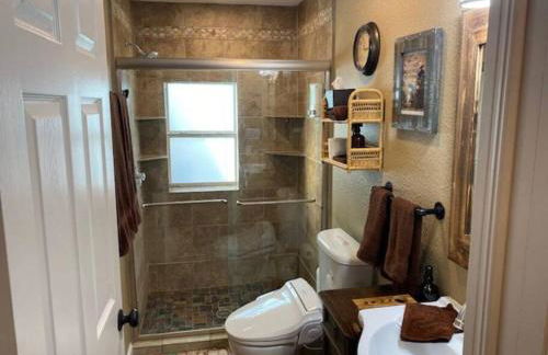 StockYards!-1 block away ! Cowboy Cottage sleeps 9 - Foto 13