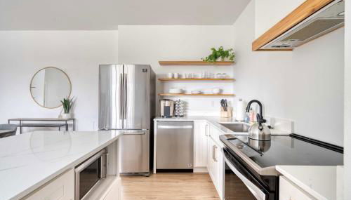 The Cascadia Retreat - Luxury Home - 90 WalkScore - Photo 3