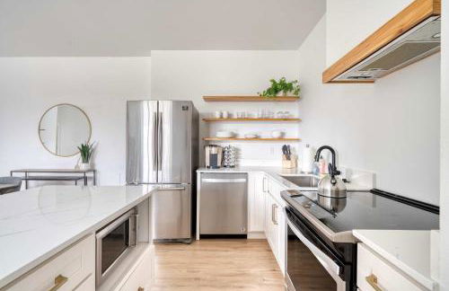 The Cascadia Retreat - Luxury Home - 90 WalkScore - Photo 3