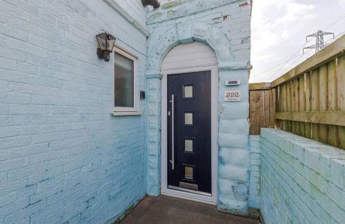 Classic 4 Bedroom House in Wirral with WiFi & Parking Sleeps 9 by PureStay - Foto 13