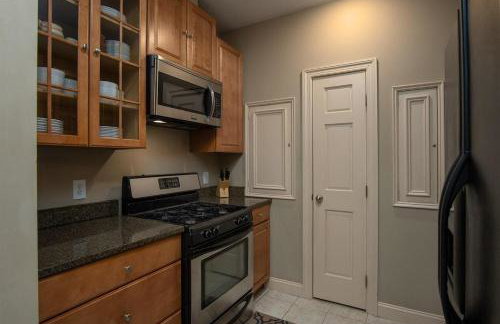 Brevard Basecamp · Brevard Basecamp fireplace in Primary BR - Foto 6