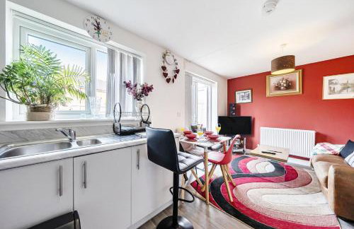 Bright 4 Bedroom Home in Walsall, Free Parking and for EVs - Foto 51