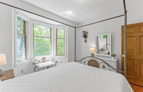 Experience luxury at Lakefront Villa - Foto 22