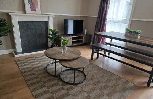 3BR House with Parking 10 Mins to Airport Sleeps 6 - Foto 5