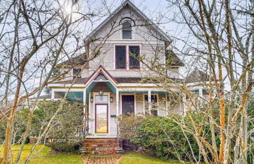 Historic Home with Fireplace and Porch Walkable Area! - Foto 25