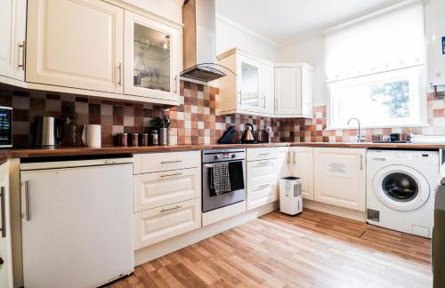 Spacious 4-Bed Home, Perfect Stay with Free WiFi - Foto 45