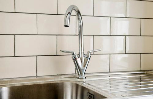 Lovely 2 Bedroom House - Free Parking - Accommodation near QMC Hospital & University of Nottingham - Suitable for Short Stays & Long Stays - Photo 5