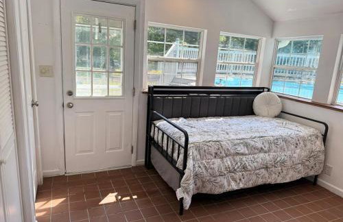 Downtown Whitestown with King Suite and Pool - Foto 7