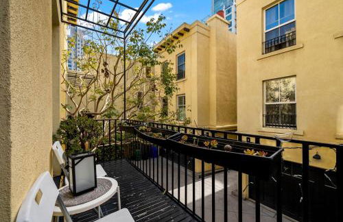 City Lights and Rooftop Nights by Rather Be Properties - Foto 58