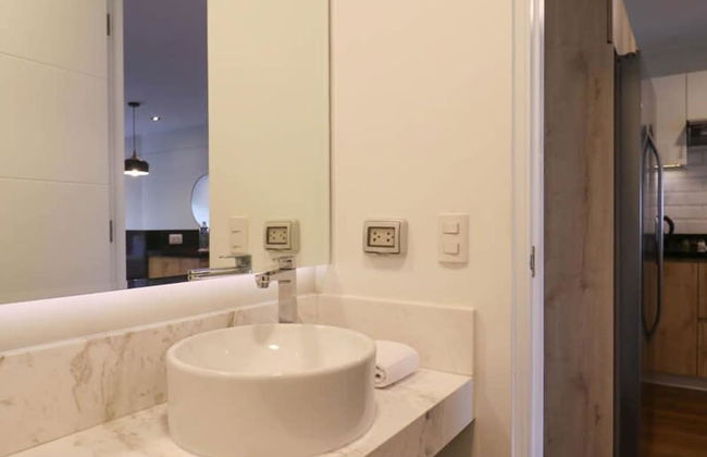 w Modern 1BR With Balcony in Miraflores - Photo 9