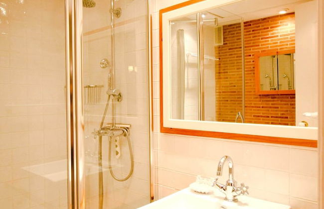 Suitur beachfront duplex with pool and sea views - Photo 28