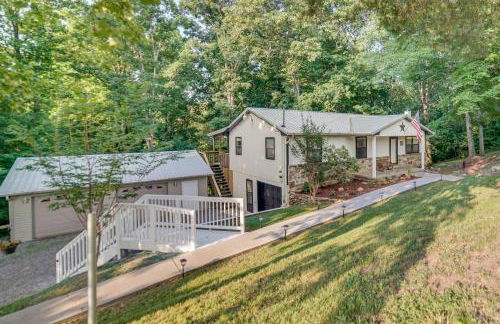 Kodak Getaway with Covered Decks and Game Room! - Foto 26