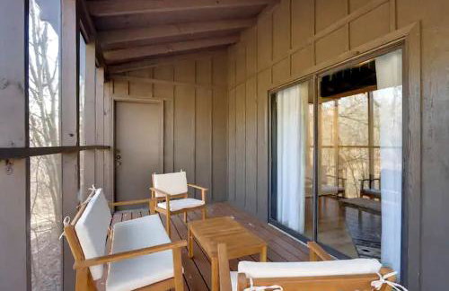 Peaceful Woodland Cabin with Screened Porch & Arcade Near Siloam Springs City Lake, Gentry, AR - Foto 10