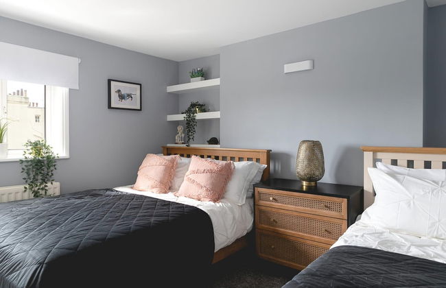 Designer Retreat 5 Location Balcony Parking - Photo 4