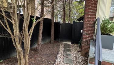 COMFY Basement Home 2 Bdrm1Den 3Queen Beds - Foto 5, Garden view