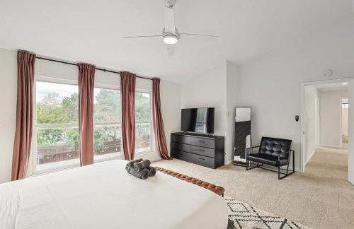 5BR w Backyard Paradise Pool Cinema Games - Foto 27