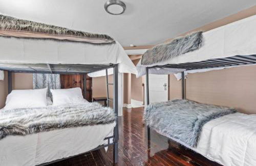 4 Bedroom House, sleeps 12, short walk to Main St! - Foto 14