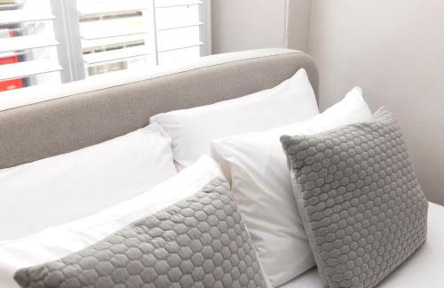 JOIVY Iconic Cockburn Street 4 Bedroom Apartment: Heart of Old Town - Foto 60