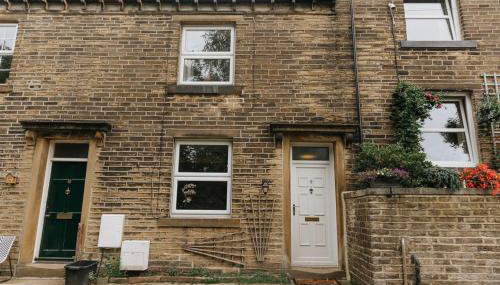 LITTLE RED HOLIDAY HOME - 2 Bed House with Free Parking within West Yorkshire, local access to the Peak District - Foto 3