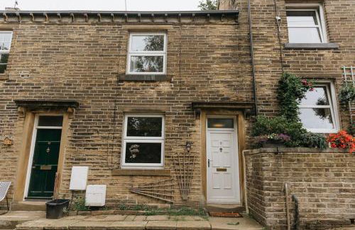 LITTLE RED HOLIDAY HOME - 2 Bed House with Free Parking within West Yorkshire, local access to the Peak District - Foto 3