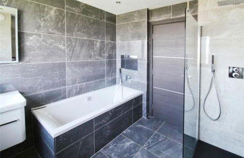 Modern 5 Bedroom Luxury Home with Sea Views and Hot Tub - Photo 19