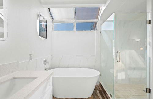 Stylish Home w Full Kitchen Garage Backyard - Foto 21