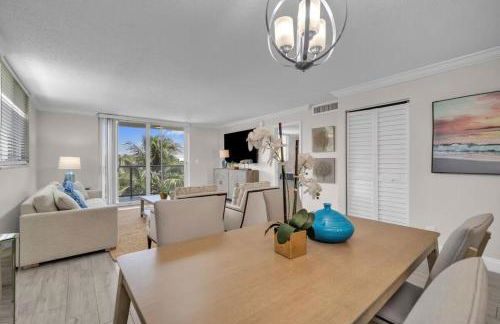 Luxury - 2BR 2BA - Balcony - Right Across From the Beach - Foto 7