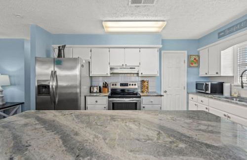 Anchors Away - Private Pool, Seasonal Hot Tub, Game Room, Walk to Beach, Pets OK - Photo 4