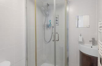 Well Connected 2 Bedroom Flat with Ensuite Bathrooms in London SE5 - Foto 14