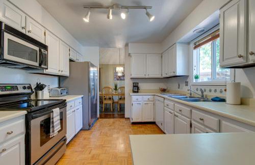 Spacious Aurora Retreat w/ Game Room + Hot Tub! - Foto 7