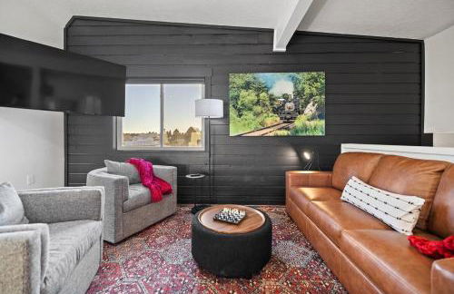 Fireside Haven - Hot Tub & Downtown Walkable - Foto 5