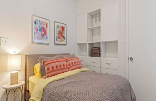 Bright & Modern Home with Patio - Foto 10