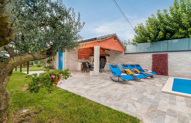 Stylish Villa With Swimming Pool and Garden - Photo 35