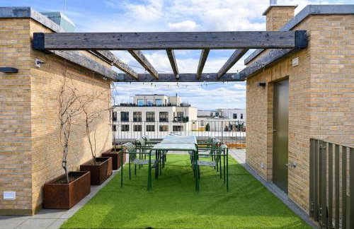 City Centre Roof Terrace Penthouse with Parking - Photo 28
