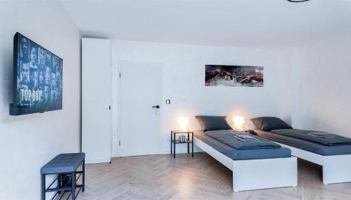 ALFA Stuttgart Doppelzimmer Teeküche Porsche Bosch l Gemeinschaftsbad WIFI SmartTV l Terrasse l Double room with kitchenette and shared bathroom l Terrace BS21A4 - Foto 2, wardrobe