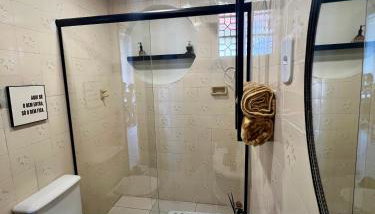 Casa estilo chale dúplex com 3 quartos, churrasqueira, balanço, chuveirão e a uma quadra da praia - Foto 3