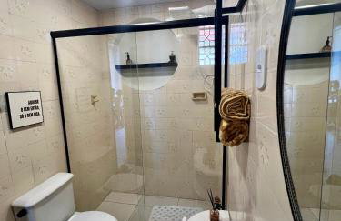 Casa estilo chale dúplex com 3 quartos, churrasqueira, balanço, chuveirão e a uma quadra da praia - Foto 3