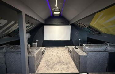 SK Stays Modern Luxury Home With Jacuzzi Bath & Cinema Room - Foto 38