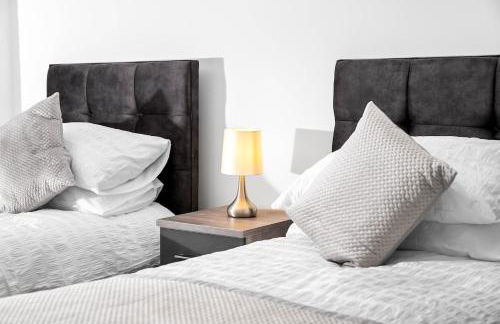 Marcot House Modern 5 bedroom house Solihull 10 mins drive from bhx & nec private off road parking - Foto 56