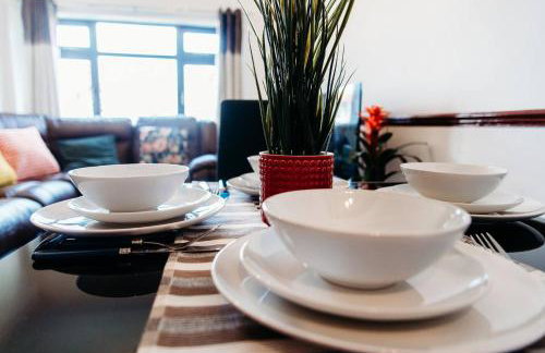 Sunny Beachside Apt with Free Parking - Foto 10