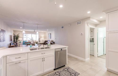 1055-607 Pond View High Rise with Remodeled Kitchen - Foto 11