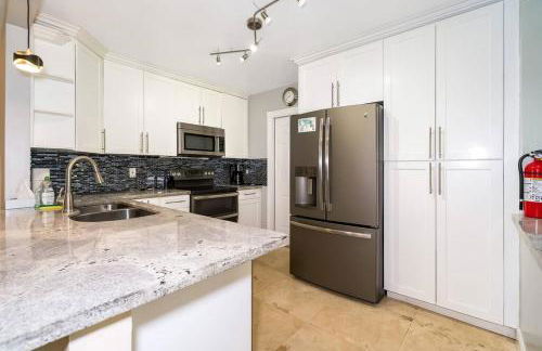 Tranquil Retreat with HEATED POOL Minutes to the Beach - Foto 32